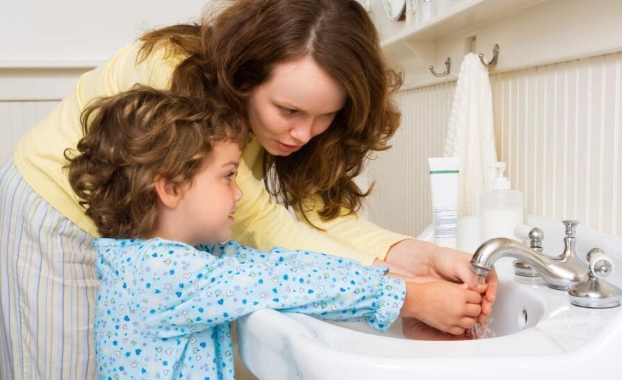 Aby ste zabránili vstupu červov do tela dieťaťa, musíte dodržiavať pravidlá hygieny