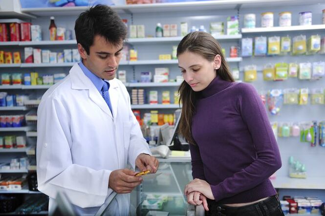 Žena kupuje lieky na liečbu helmintiázy